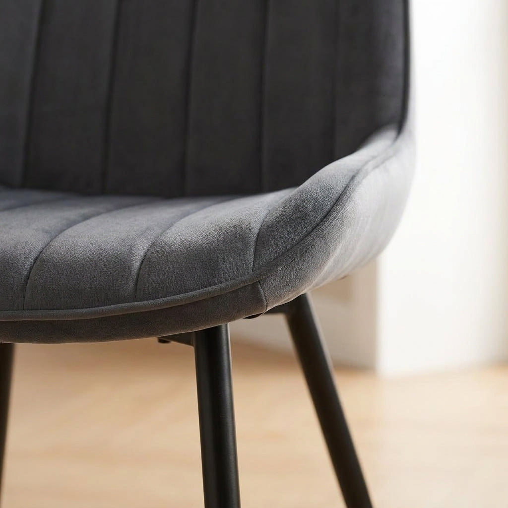Kernlicht Esszimmerstuhl Samt Grau mit Liniensteppung – Minimalistischer Polsterstuhl im Skandi-Design, Gepolsterter Stuhl mit Metallbeinen