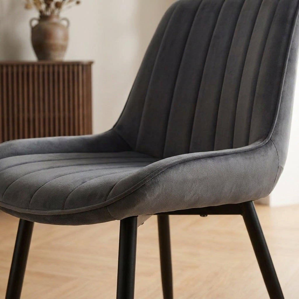 Kernlicht Esszimmerstuhl Samt Grau mit Liniensteppung – Minimalistischer Polsterstuhl im Skandi-Design, Gepolsterter Stuhl mit Metallbeinen