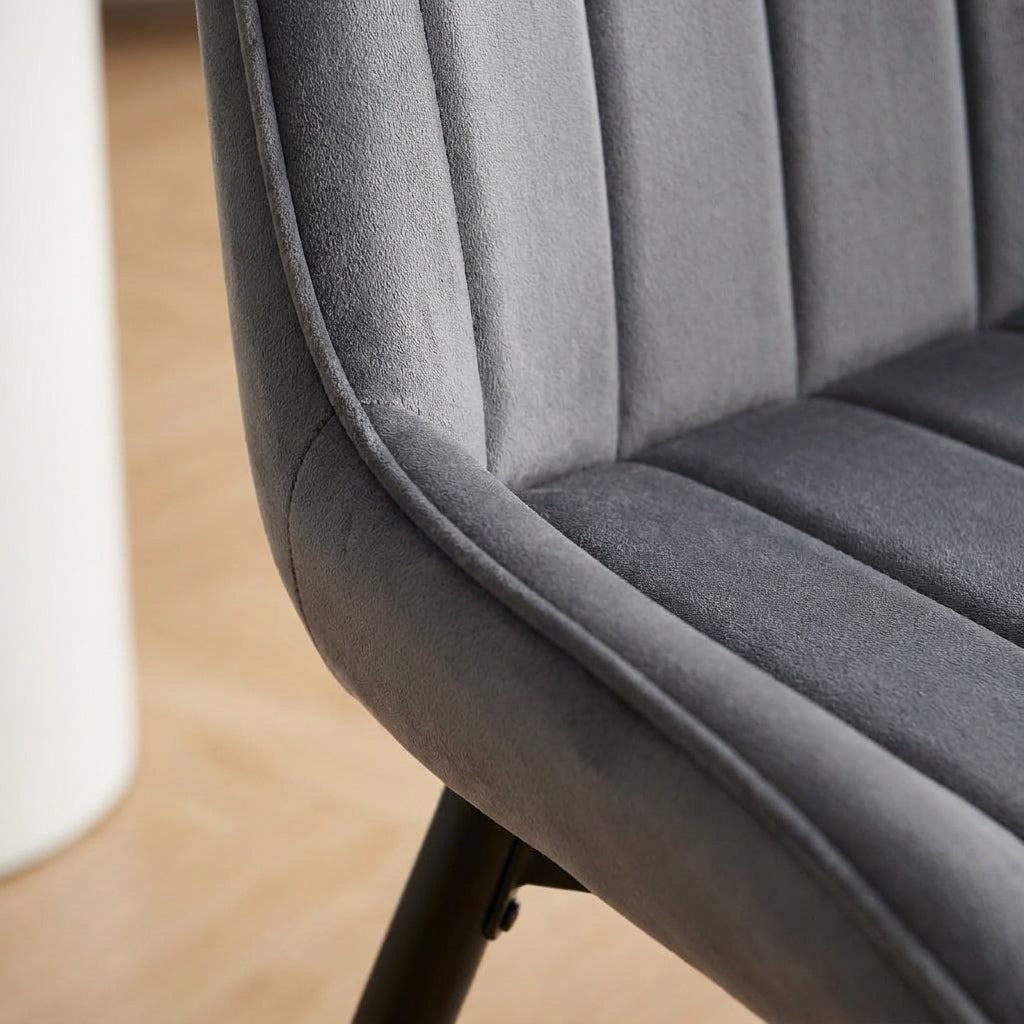 Kernlicht Esszimmerstuhl Samt Grau mit Liniensteppung – Minimalistischer Polsterstuhl im Skandi-Design, Gepolsterter Stuhl mit Metallbeinen