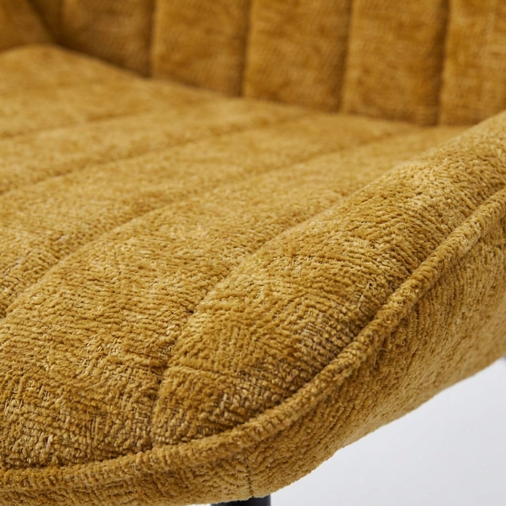 Esszimmerstuhl Safrangelb • Gepolsterter Stuhl im skandinavischen Design • Polsterstuhl mit vertikaler Steppung im Chenille-Stoff